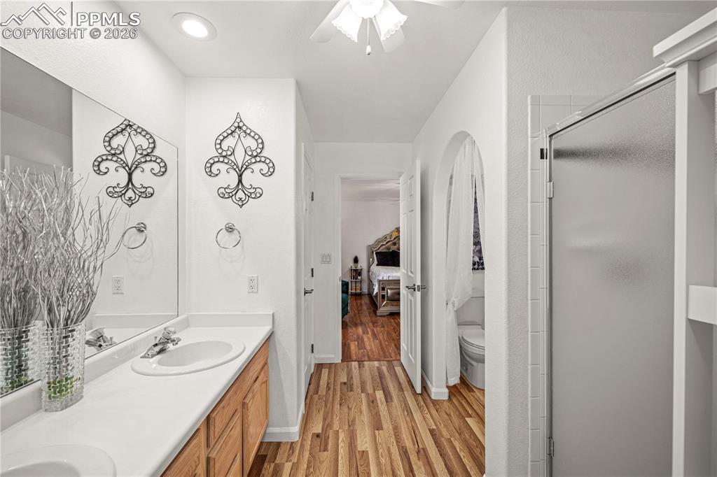 Image 19 of 42: Bathroom