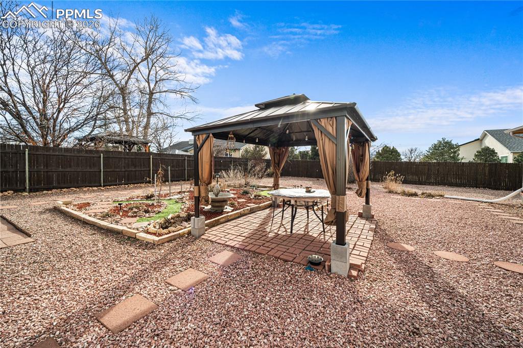 Image 31 of 42: Yard