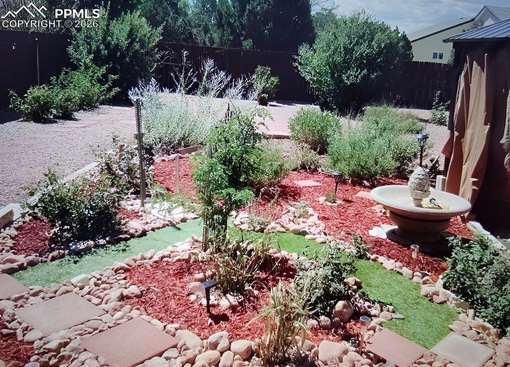 Image 32 of 42: Yard