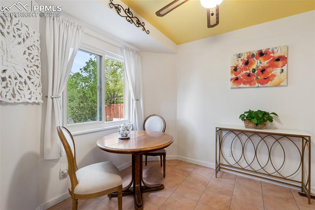 Image 14 of 45: Inviting dining nook