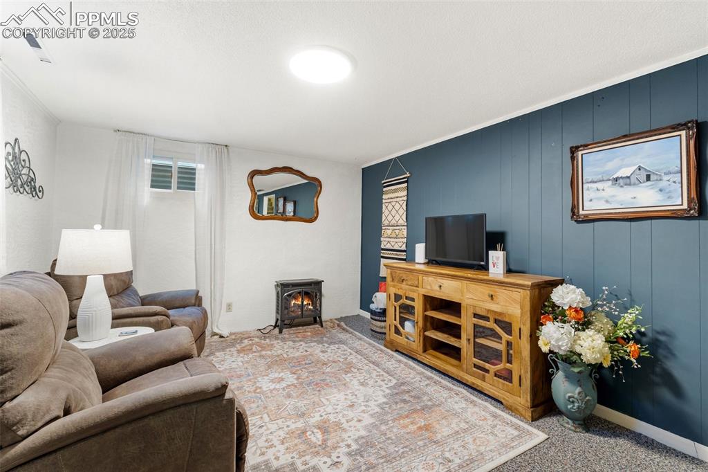 Image 23 of 45: Spacious Family Room