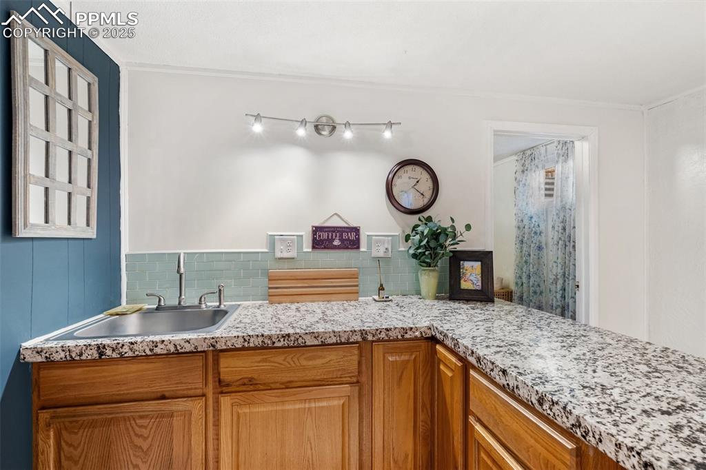 Image 24 of 45: Wet Bar