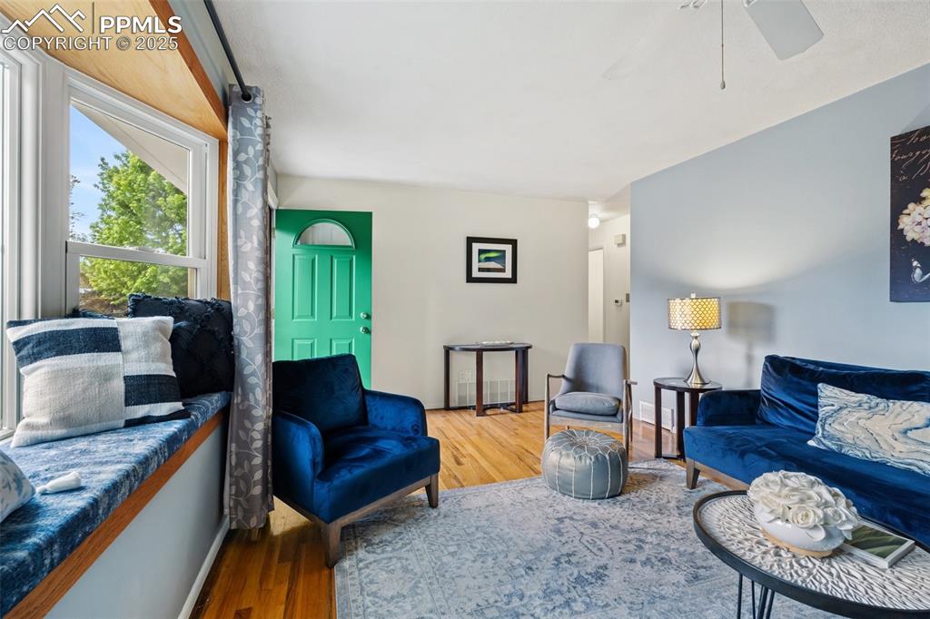 Image 7 of 45: LARGE living romm