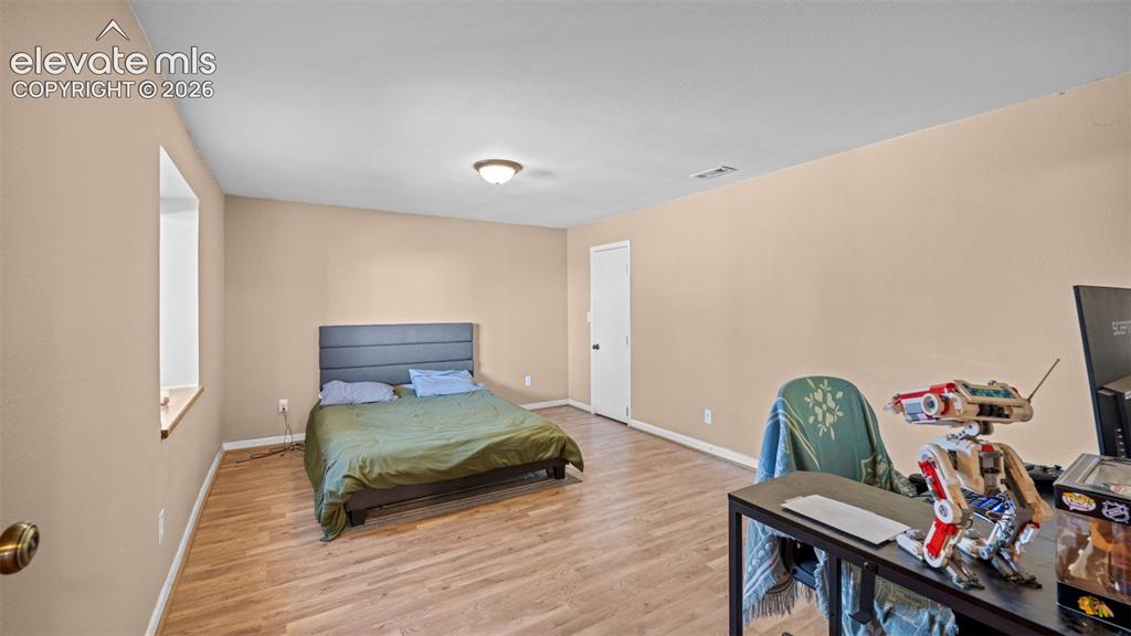 Image 16 of 31: Bedroom