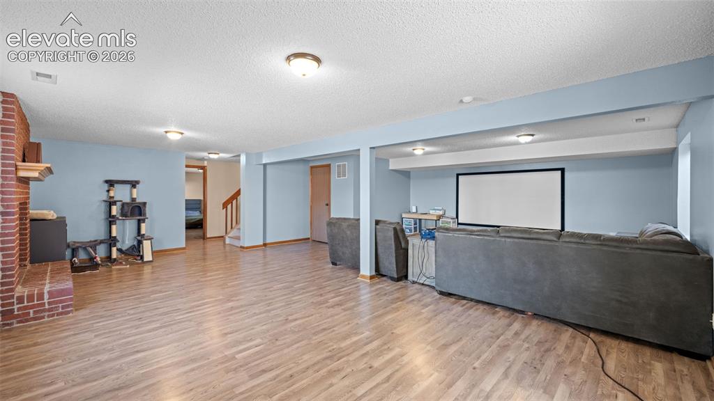 Image 19 of 31: Living Room