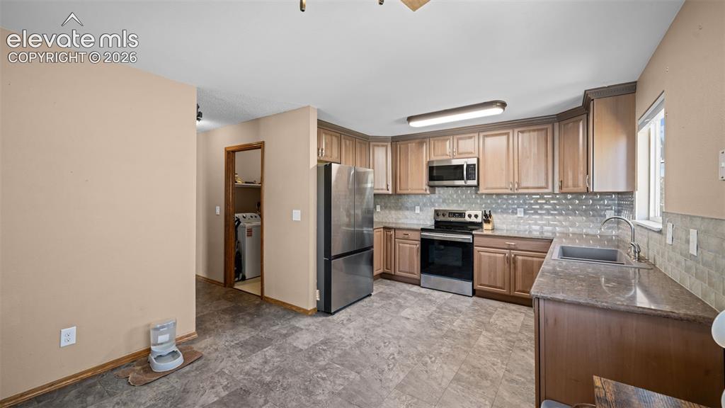Image 5 of 31: Kitchen