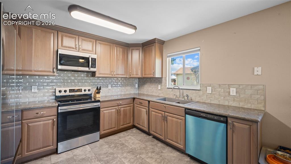 Image 8 of 31: Kitchen