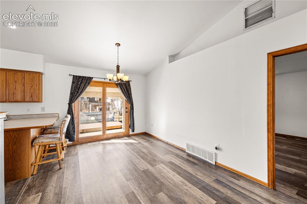 Image 7 of 23: Dining Area