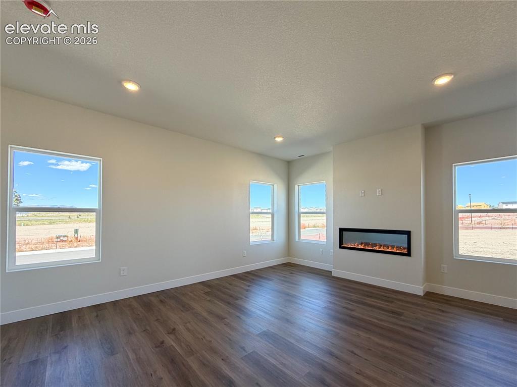 Image 5 of 26: Living Room
