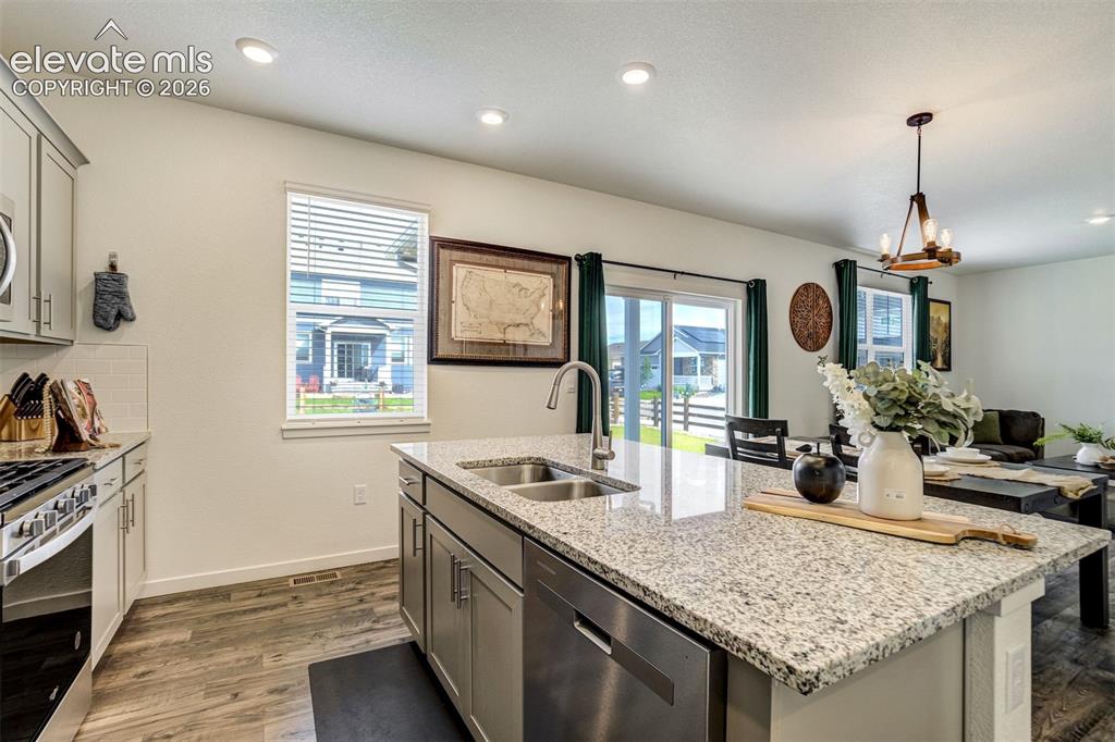 Image 13 of 49: Kitchen