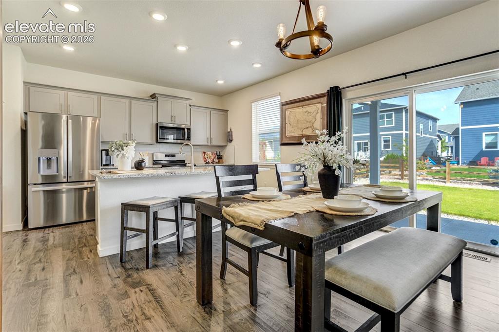 Image 18 of 49: Dining Area