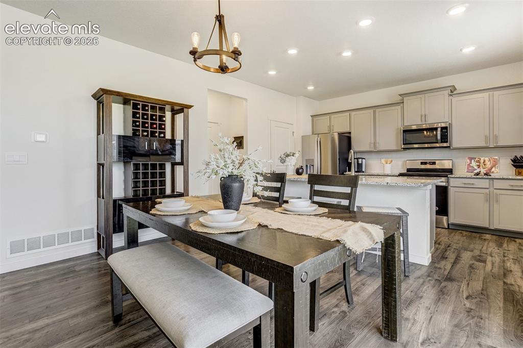 Image 19 of 49: Dining Area