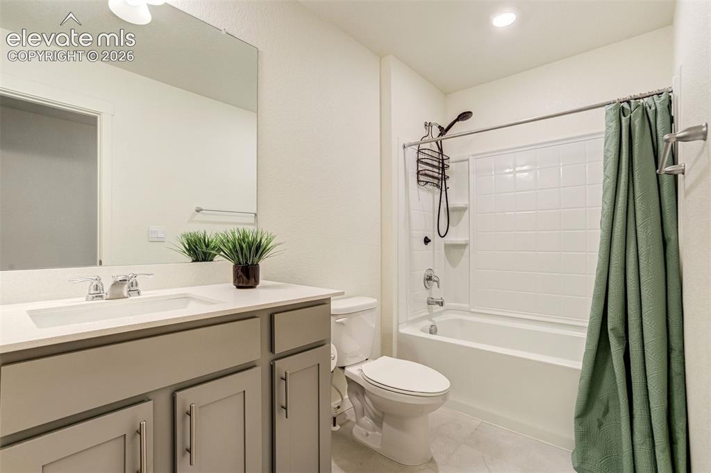 Image 35 of 49: Bathroom