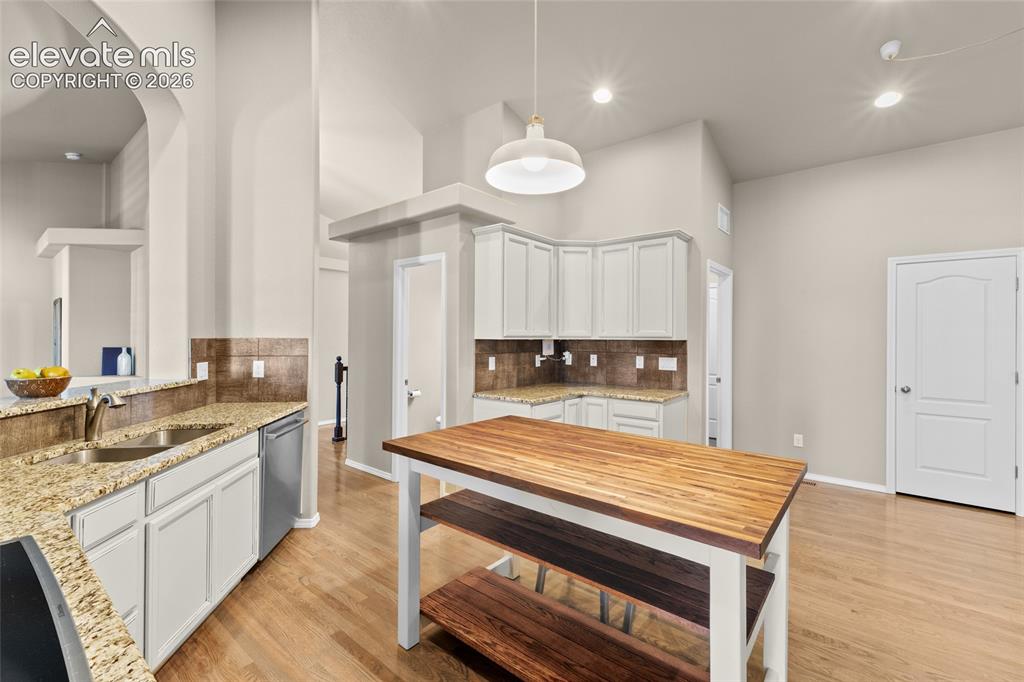 Image 10 of 49: Kitchen