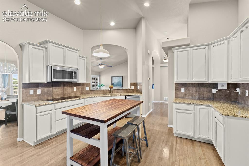 Image 22 of 49: Dining Area