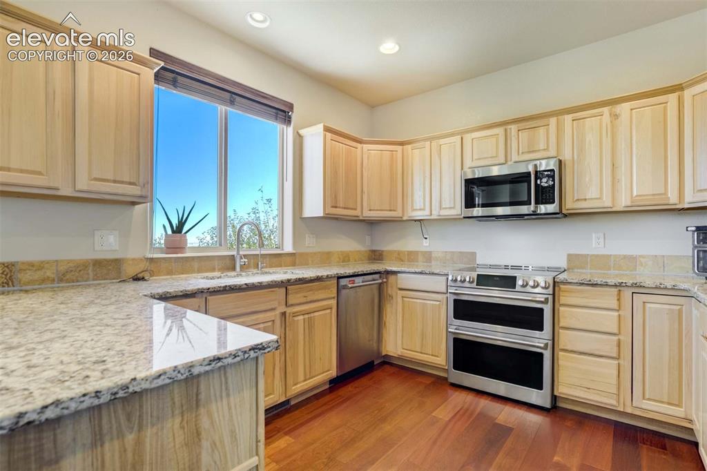 Image 12 of 48: Dining Area