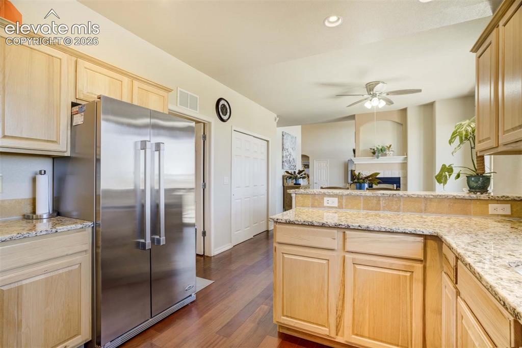 Image 15 of 48: Kitchen