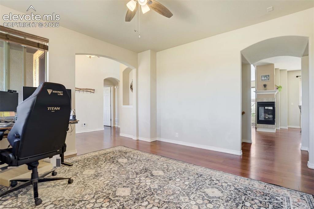 Image 19 of 48: Living Room