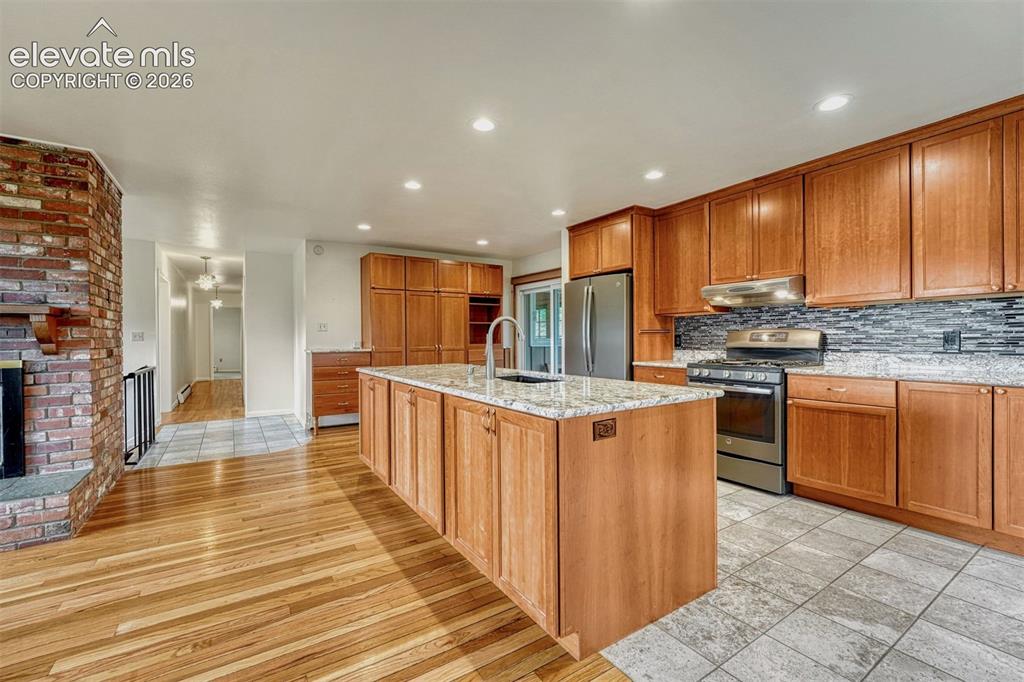 Image 18 of 50: Kitchen