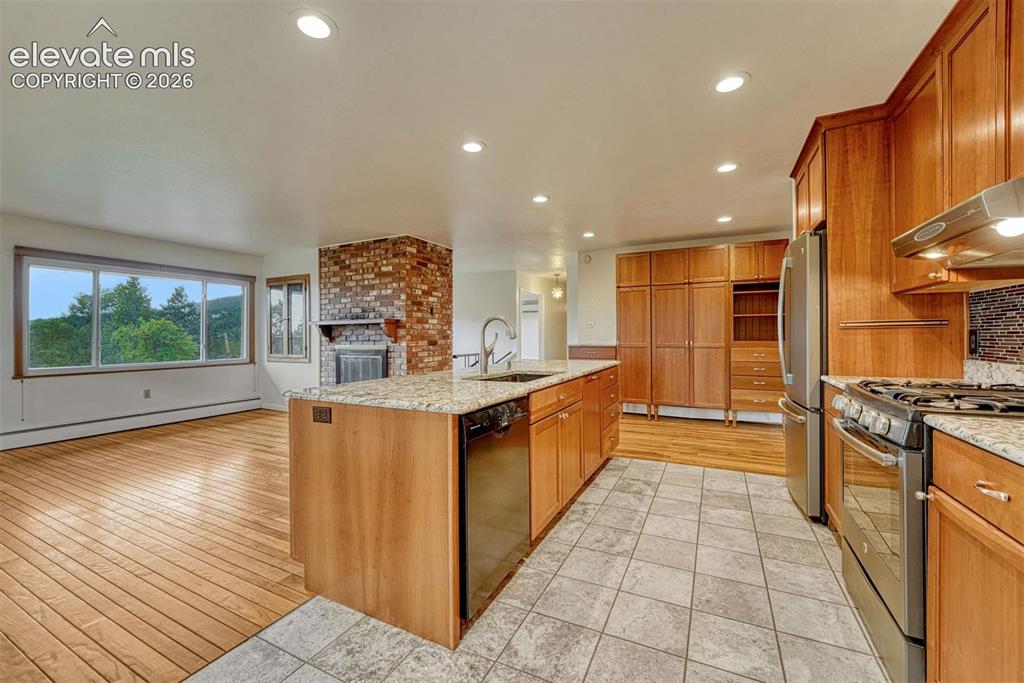 Image 19 of 50: Kitchen