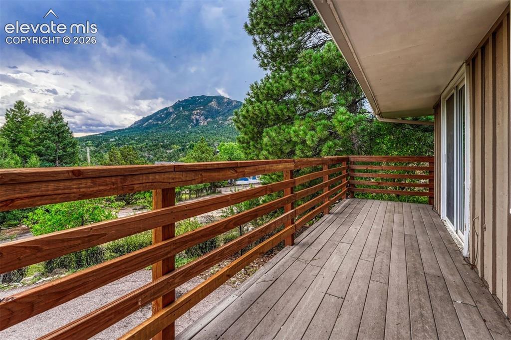 Image 9 of 50: Deck