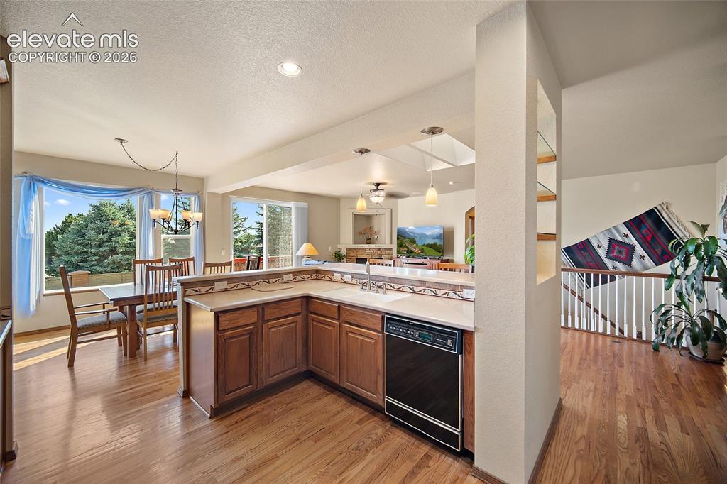 Image 12 of 44: Kitchen