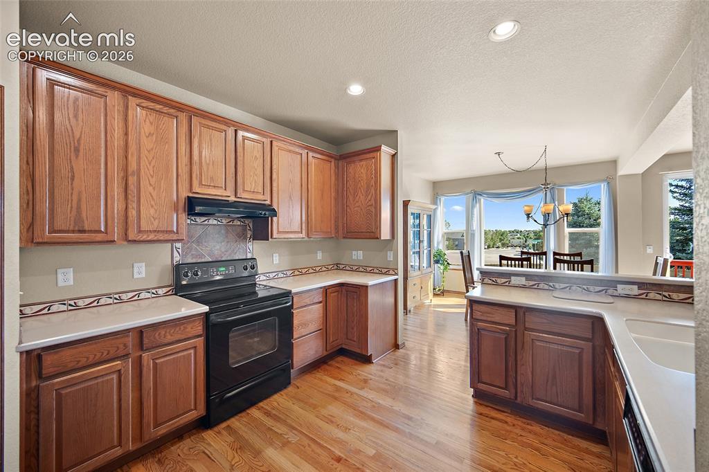 Image 13 of 44: Kitchen