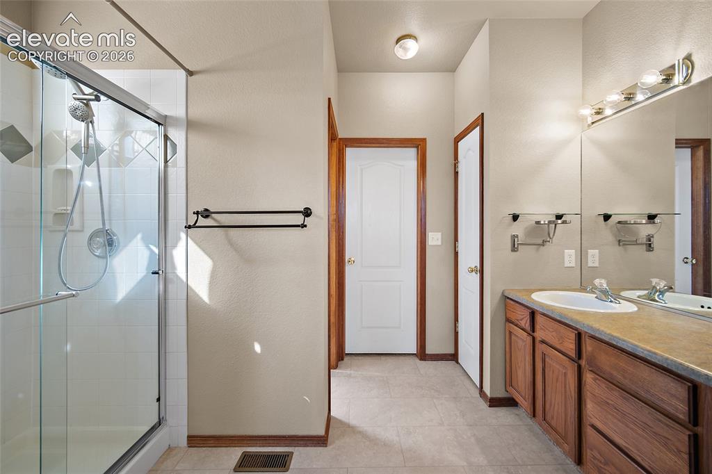 Image 17 of 44: Bathroom