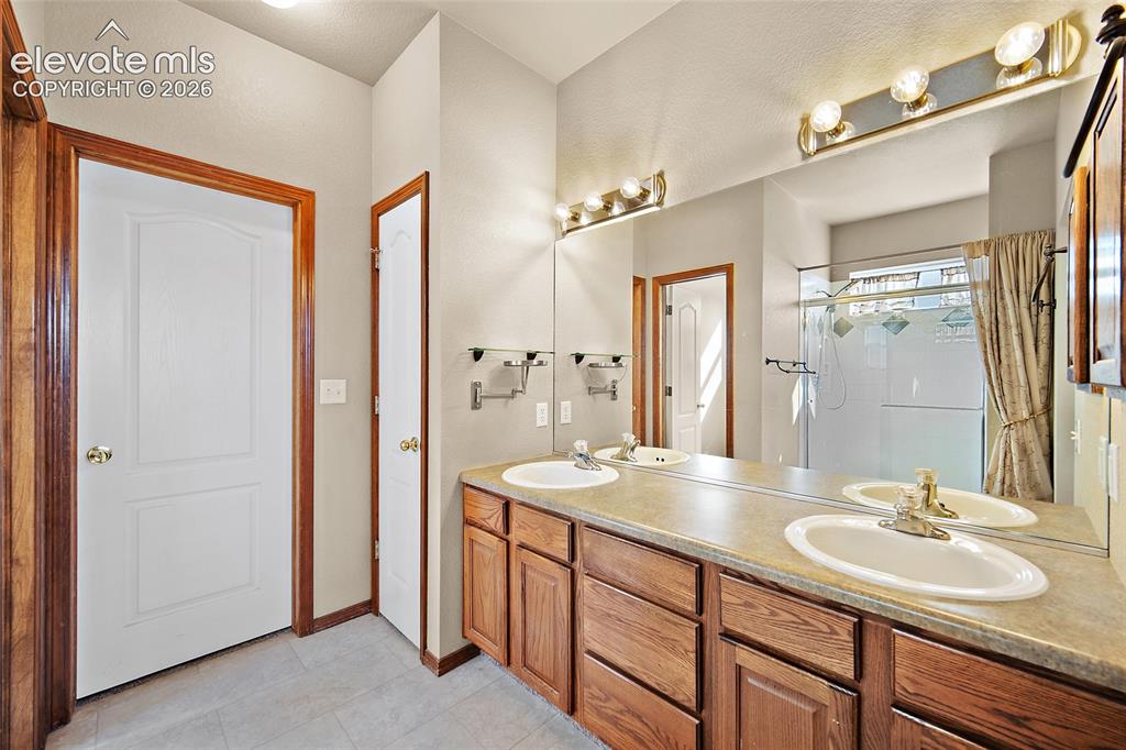Image 18 of 44: Bathroom