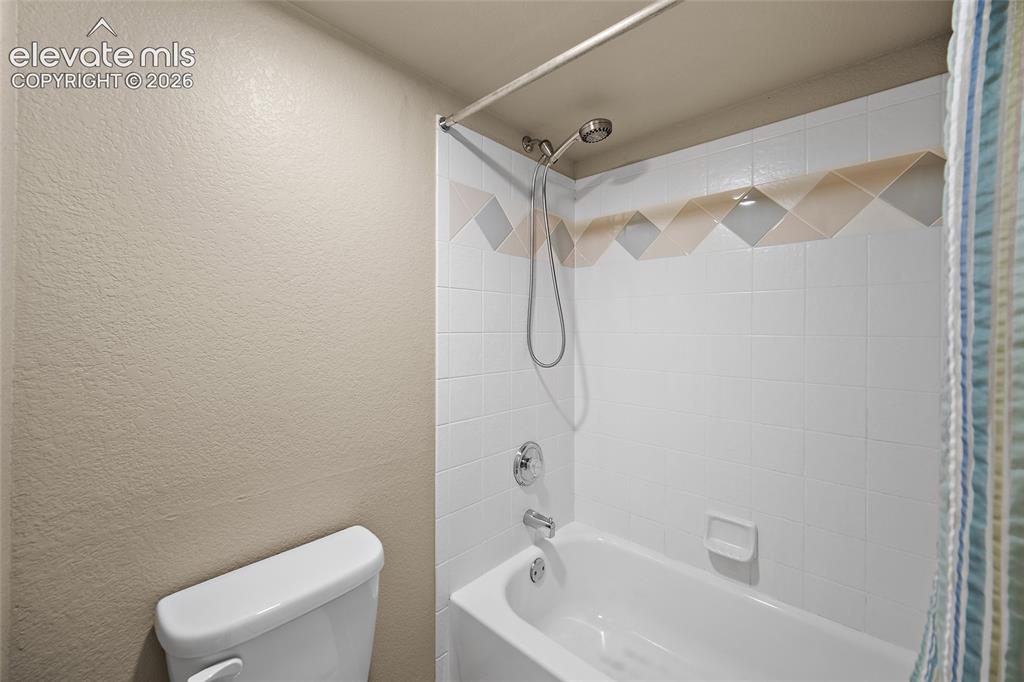 Image 32 of 44: Bathroom