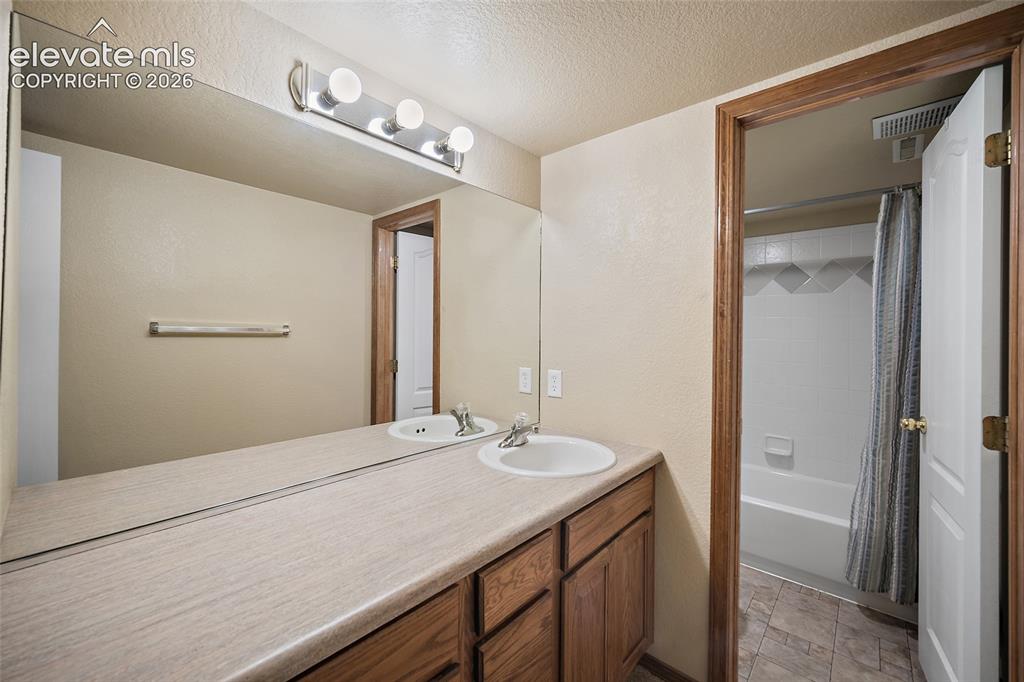 Image 33 of 44: Bathroom