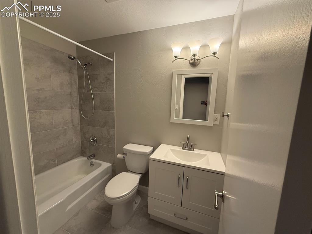 Image 16 of 32: Upstairs main bathroom