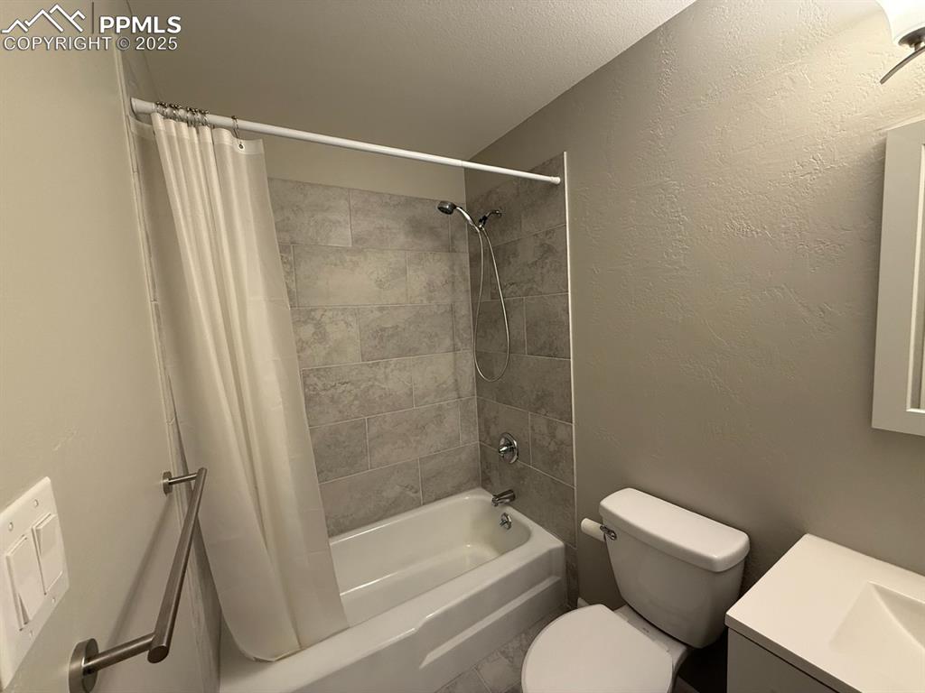Image 17 of 32: Main 3/4 bath