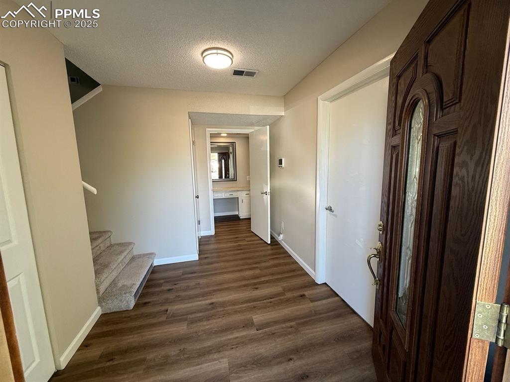 Image 18 of 32: Entryway
