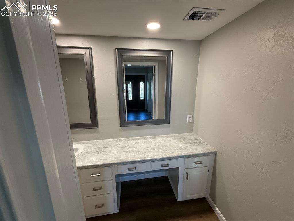 Image 19 of 32: Bathroom