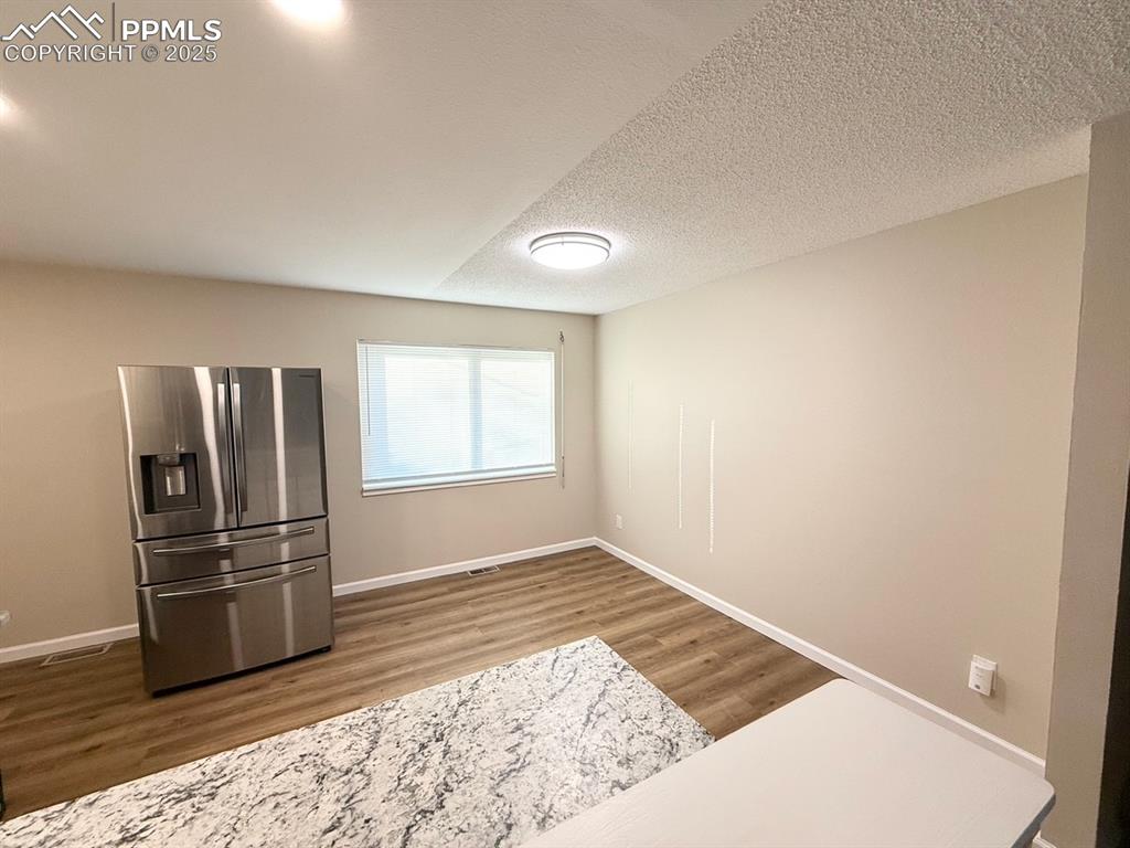 Image 8 of 32: Eating space in kitchen