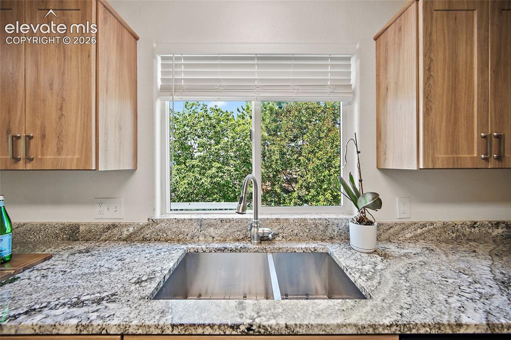 Image 17 of 45: Kitchen
