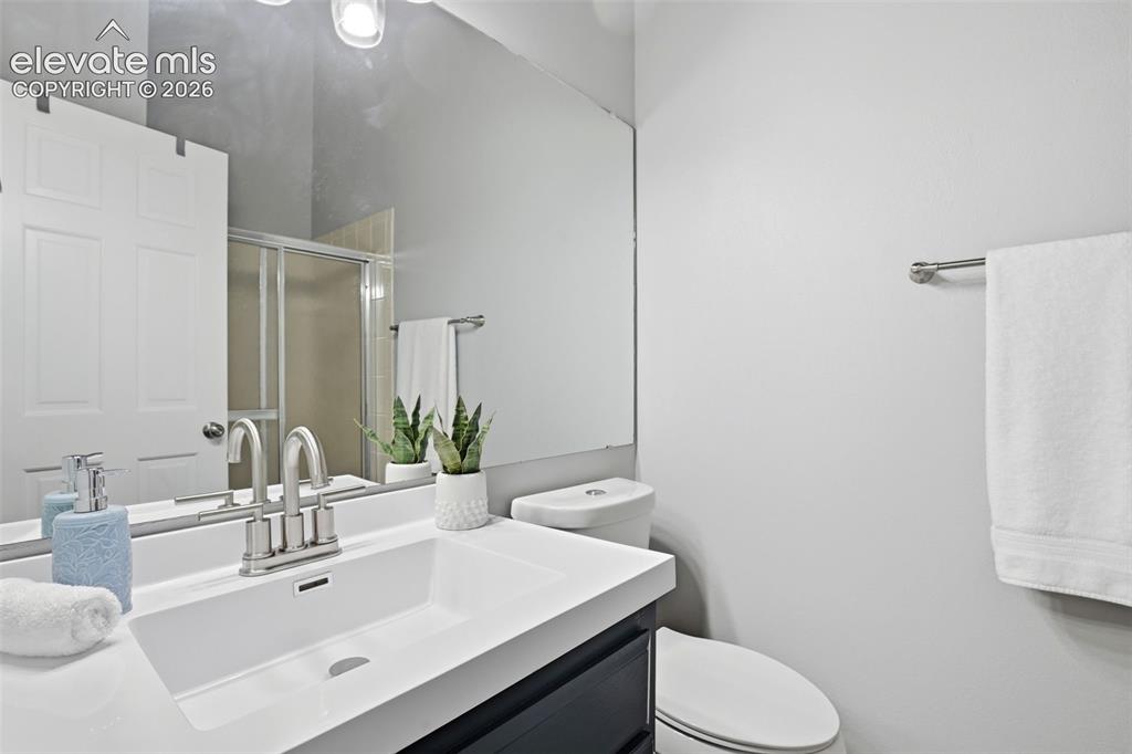 Image 29 of 49: Second full bath on upper level off bedroom