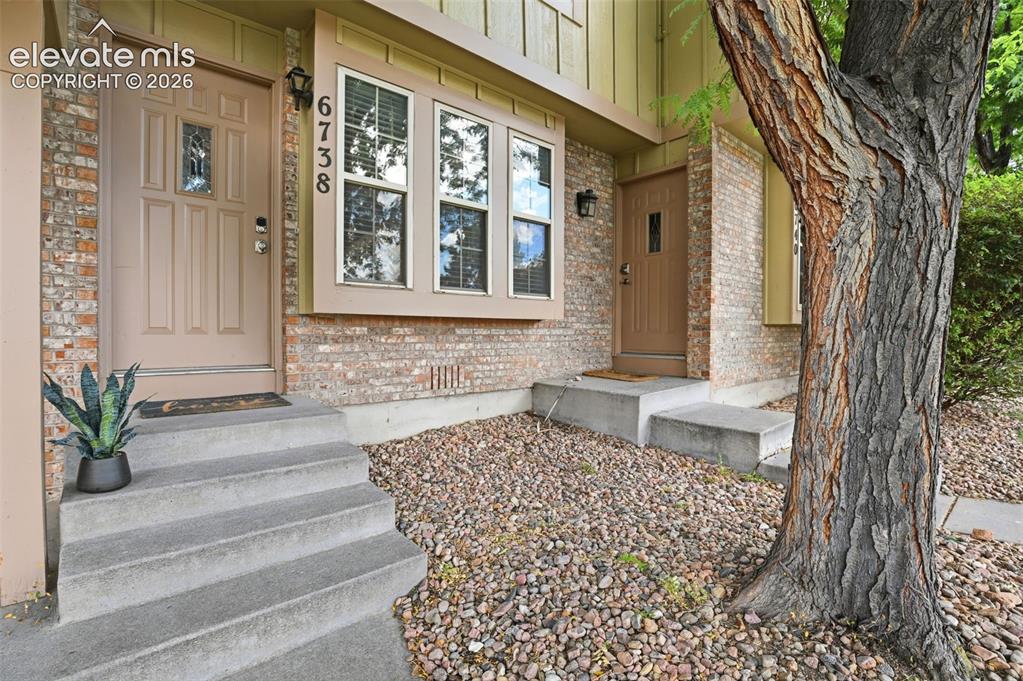 Image 4 of 49: Front entryway