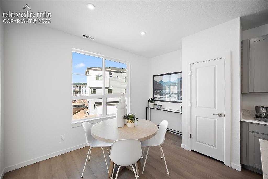 Image 7 of 30: Dining Area