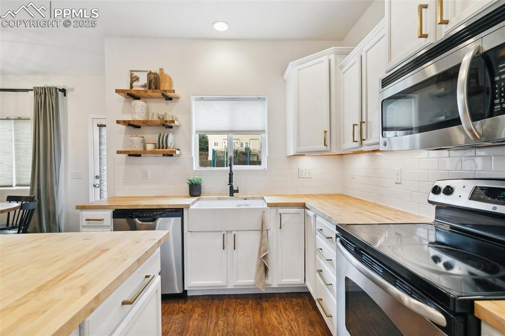 Image 14 of 38: Kitchen