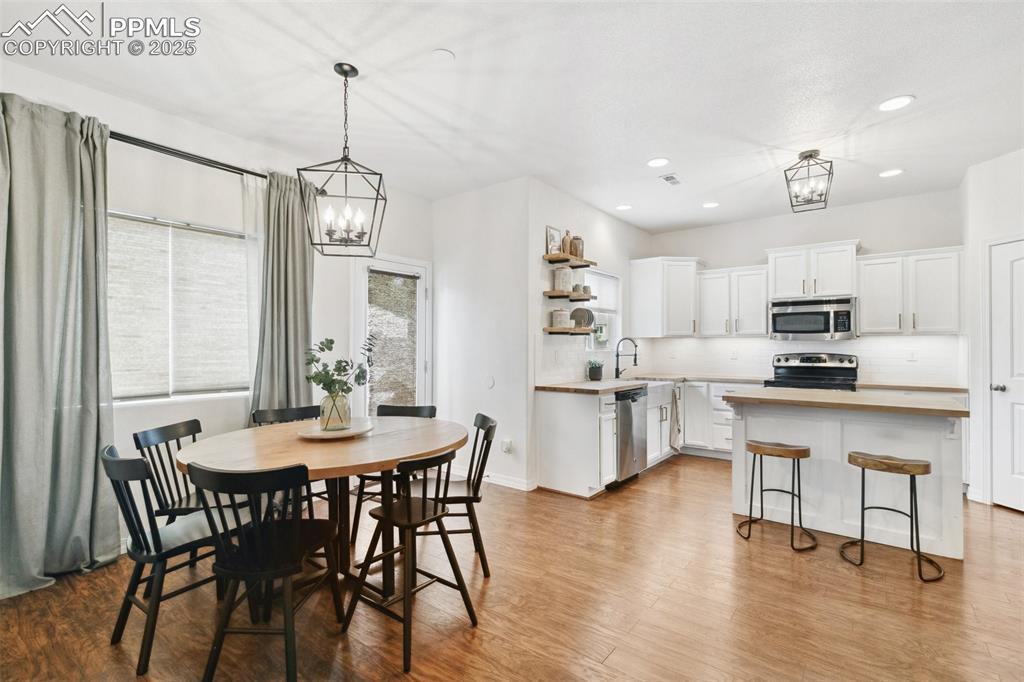 Image 17 of 38: Dining Area