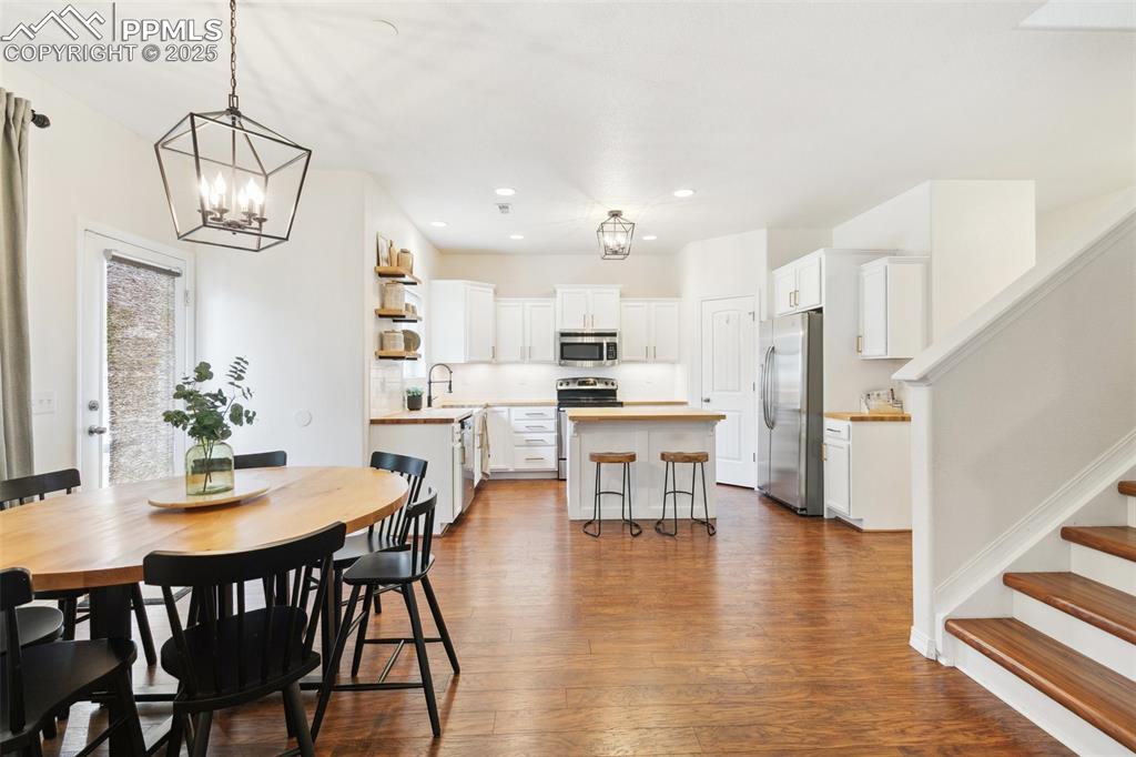 Image 18 of 38: Dining Area