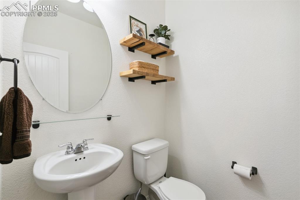 Image 19 of 38: Bathroom