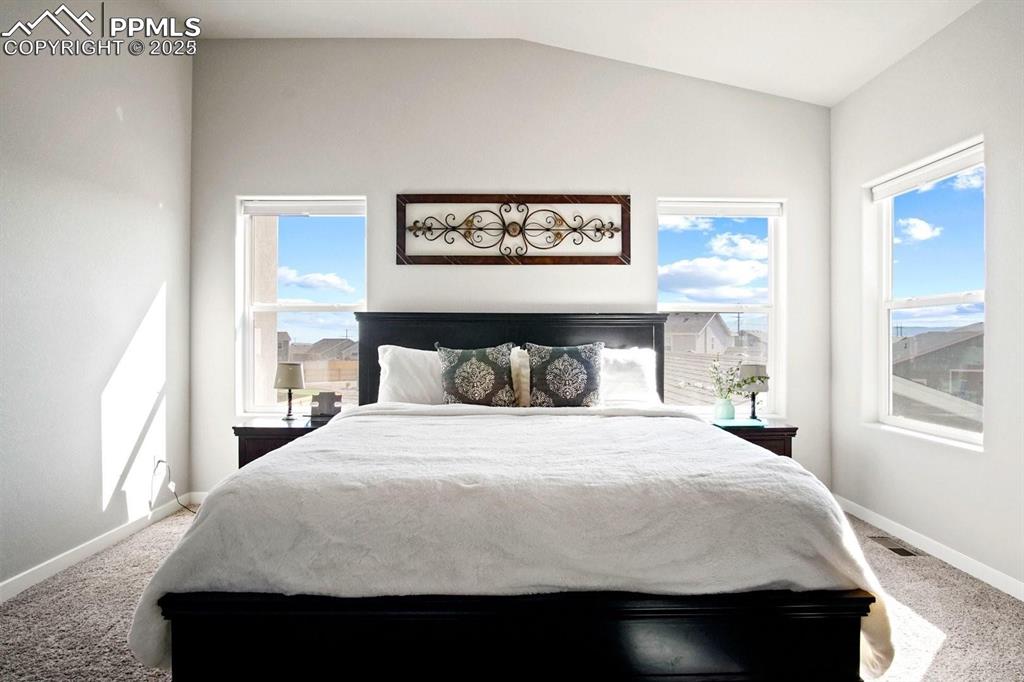 Image 15 of 36: Bedroom