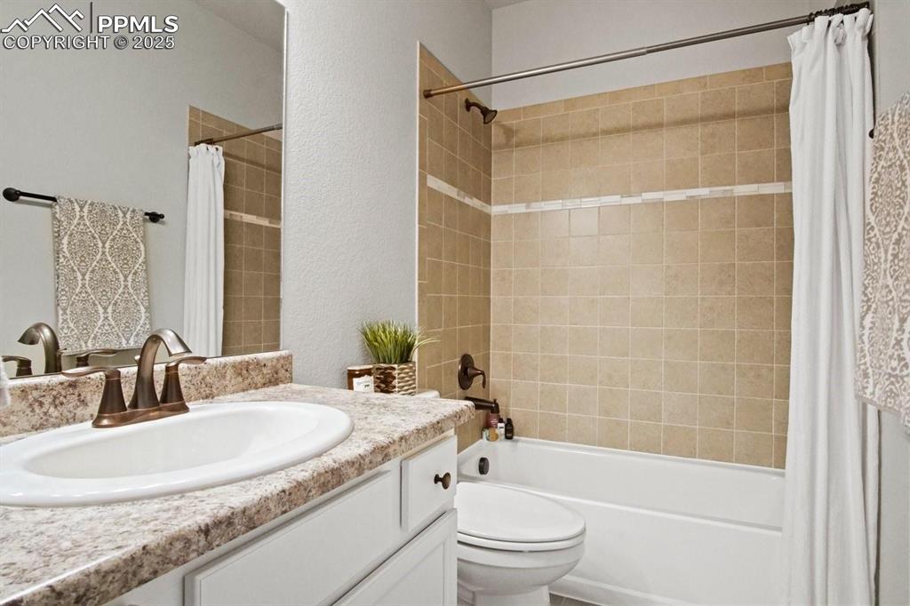 Image 19 of 36: Bathroom