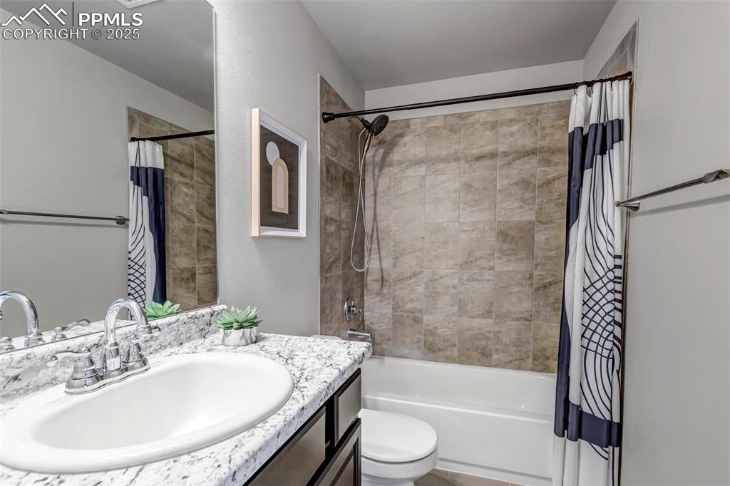 Image 20 of 35: Bathroom