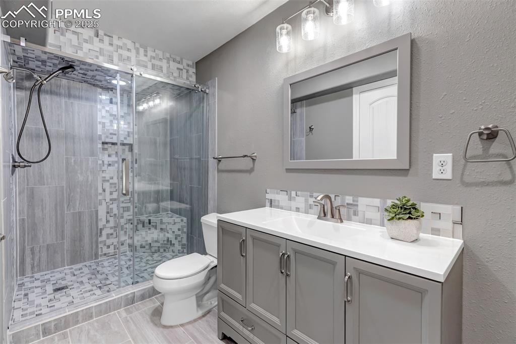 Image 27 of 35: Bathroom