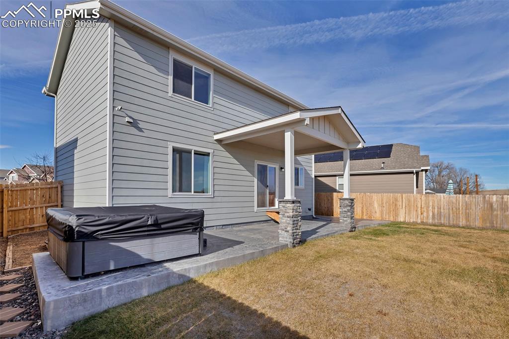 Image 30 of 35: Hot tub included 