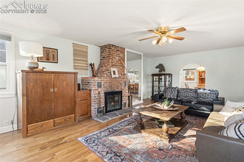 Image 14 of 50: Living Room